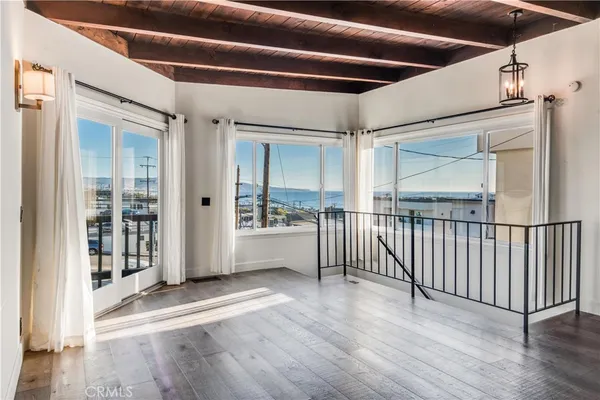 $7,000 | 221 12th Place, Manhattan Beach, CA 90266