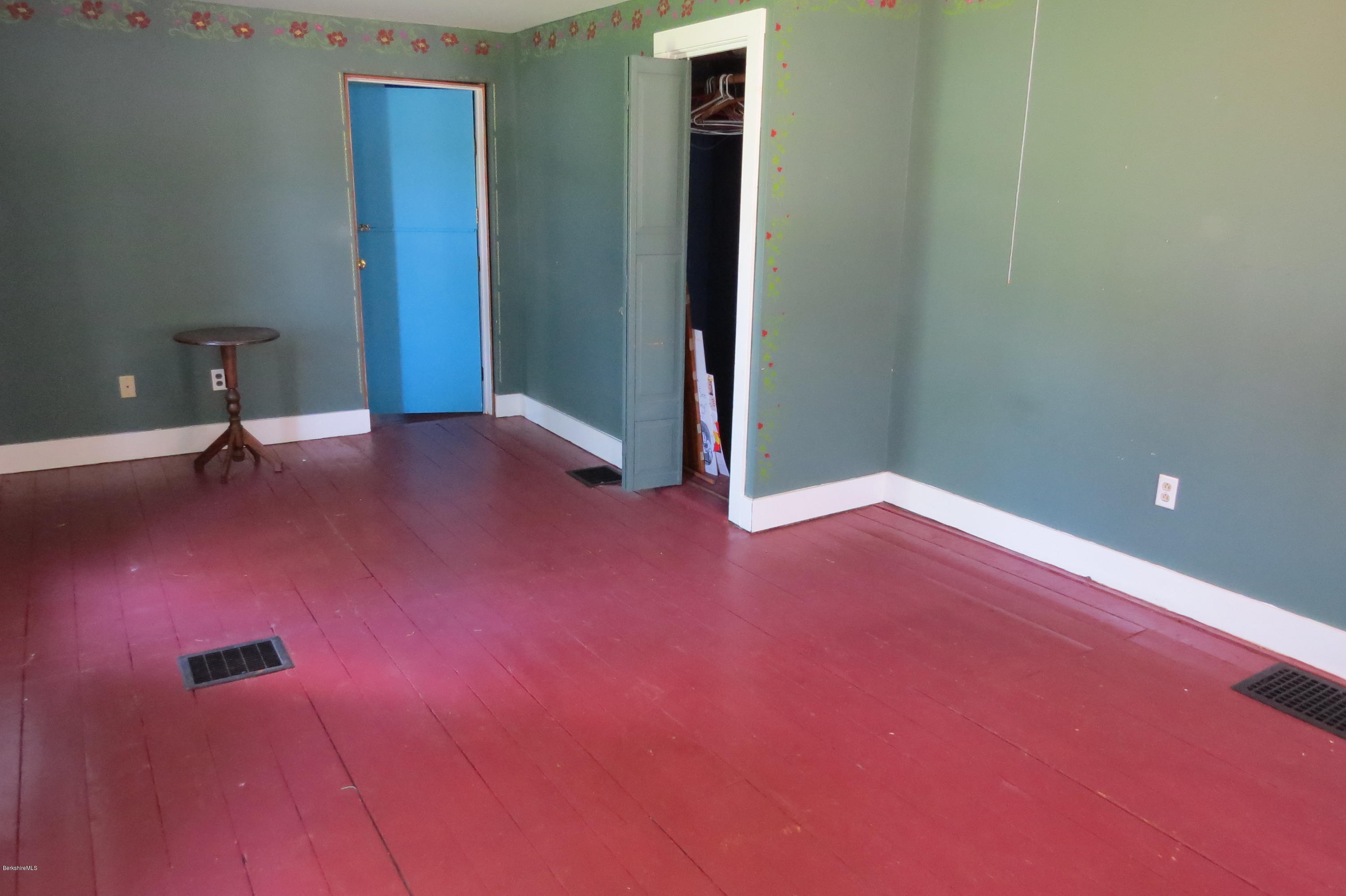 874 North Hoosac Road Williamstown, MA 01267 - Photo 9 of 50 Living Room