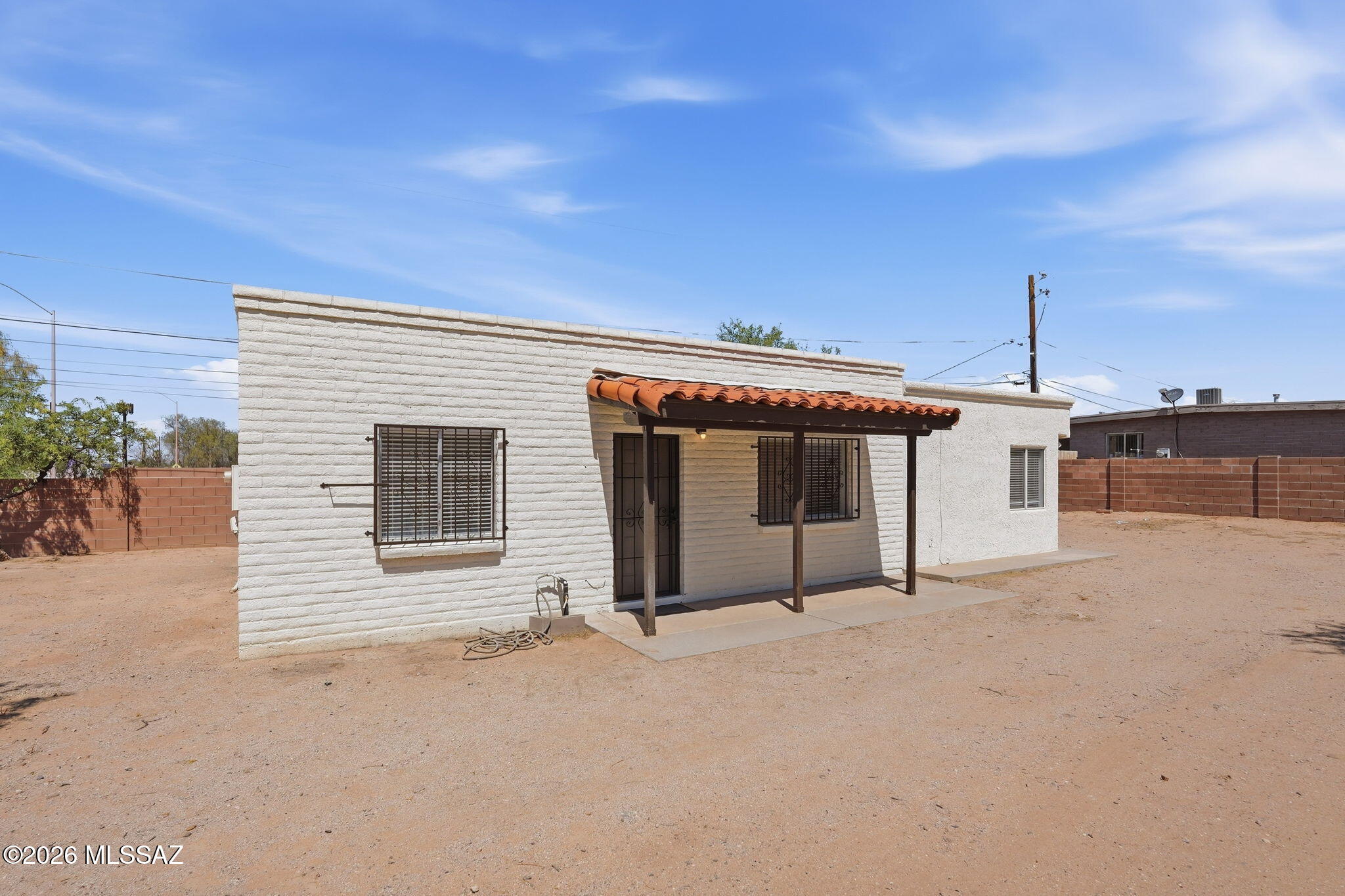 136 West Elvira Road Tucson, AZ 85756 - Photo 5 of 27 a view of a house with a garage