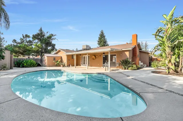 a view of a house with a backyard