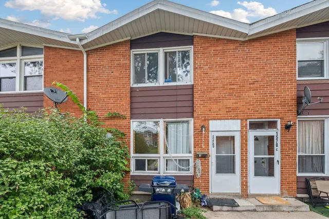 $279,000 | 1578 Woodland Avenue, Unit D, Des Plaines, IL 60016