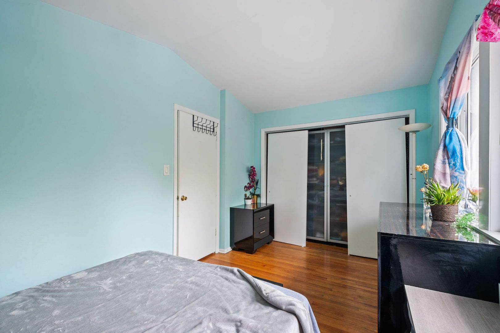 1578 Woodland Avenue, Unit D Des Plaines, IL 60016 - Photo 9 of 17 a bedroom with a bed and a window