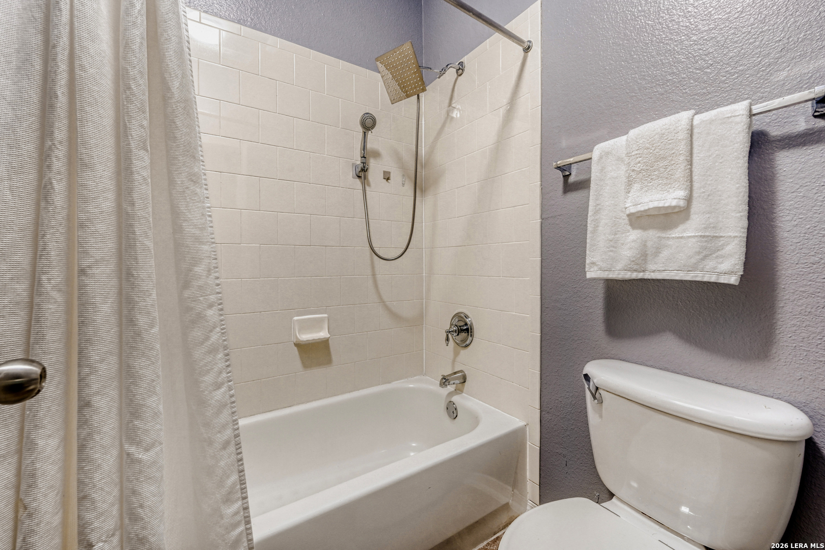 10539 Rainbow View Helotes, TX 78023 - Photo 19 of 24 a bathroom with a toilet and a bathtub