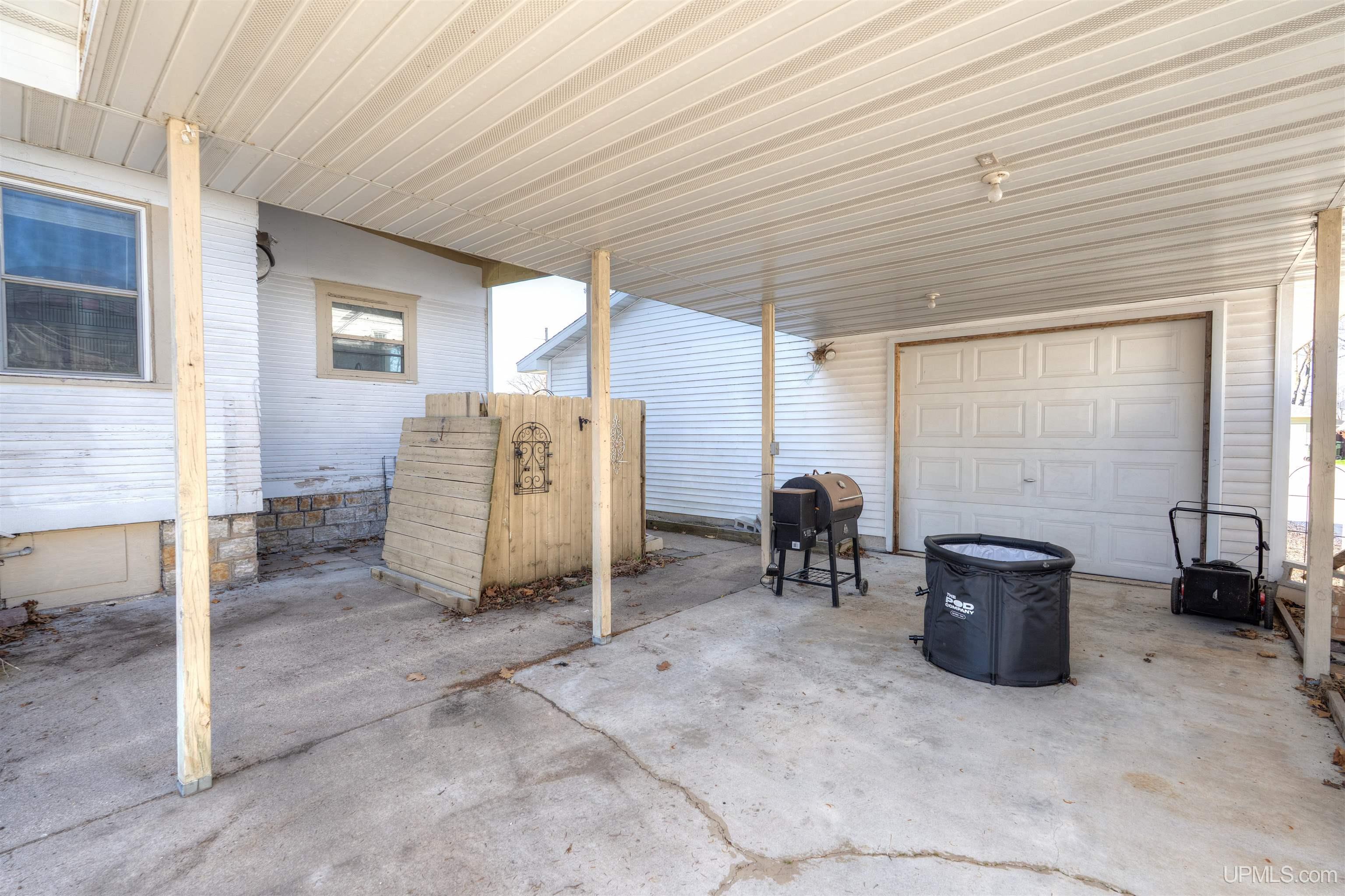 705 South 10th Street Escanaba, MI 49829 - Photo 8 of 45