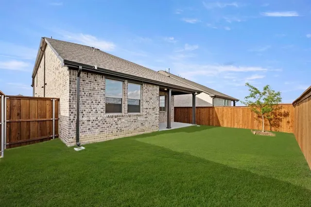 a view of a back yard