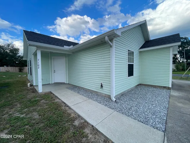 $1,400 | 7102 North Lagoon Drive, Panama City, FL 32408