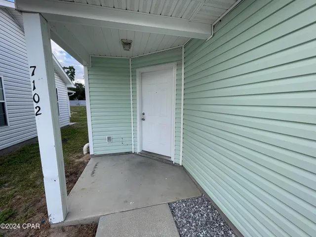 $1,400 | 7102 North Lagoon Drive, Panama City, FL 32408