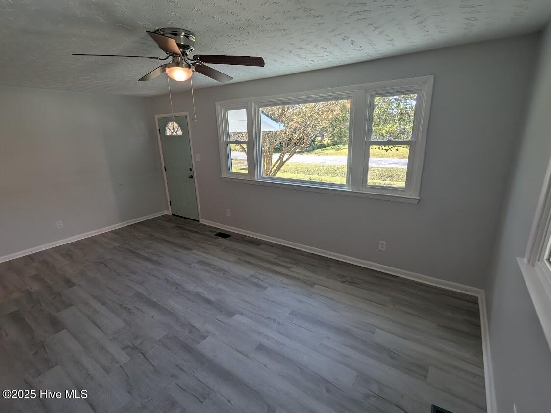208 Sunset Road Jacksonville, NC 28546 - Photo 8 of 23 Living View