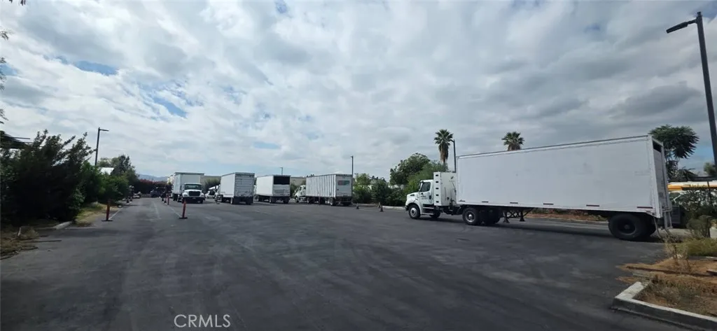 781 East Santa Fe Street San Bernardino, CA 92408 - Photo 3 of 4 a view of a terrace