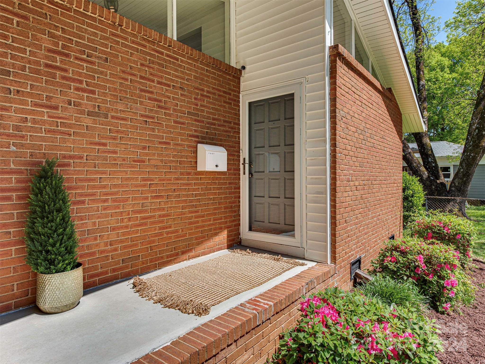 5541 Toano Road Charlotte, NC 28215 - Photo 2 of 35 a view of entryway of the house