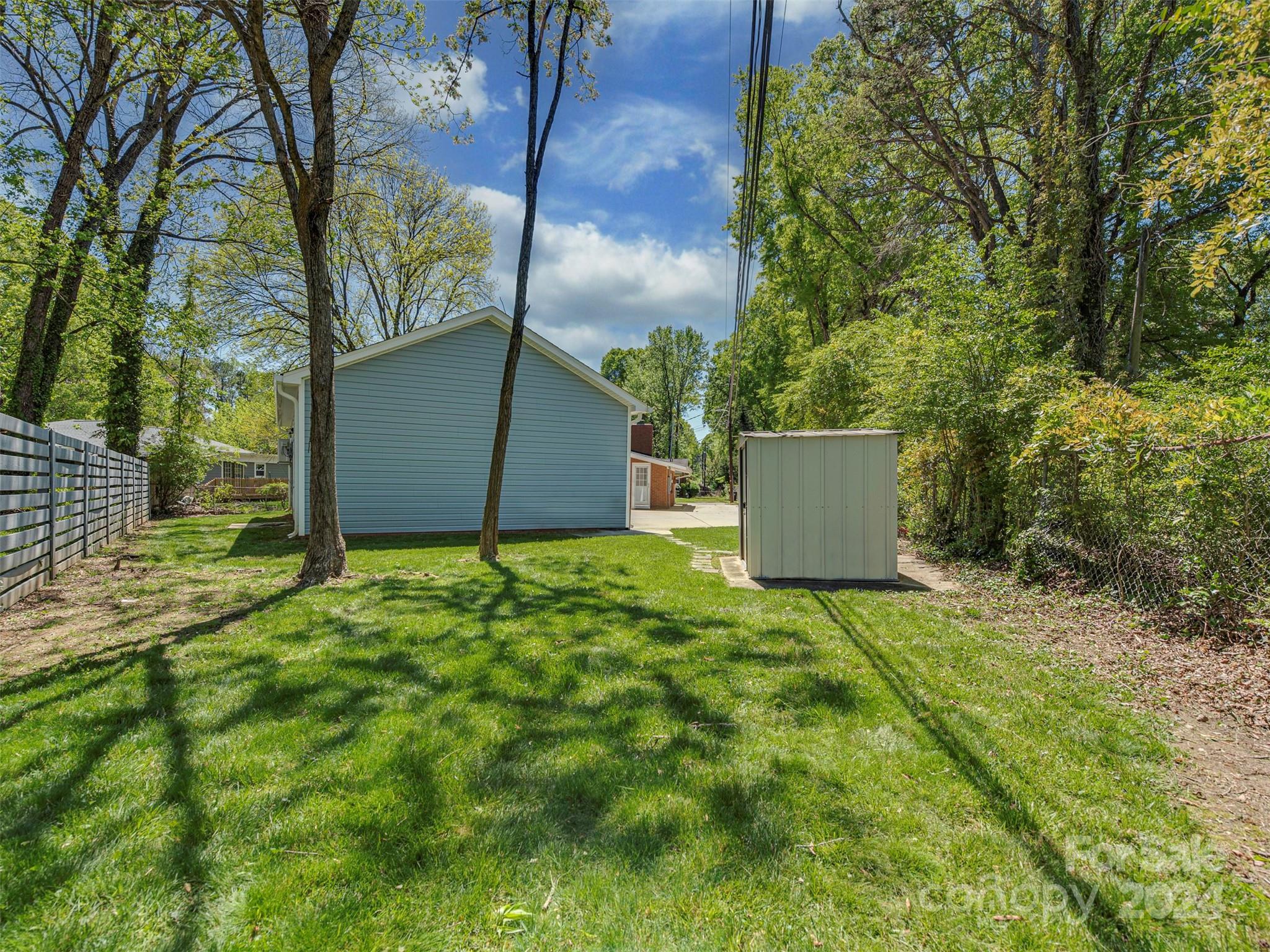 5541 Toano Road Charlotte, NC 28215 - Photo 33 of 35 a backyard of a house with lots of green space