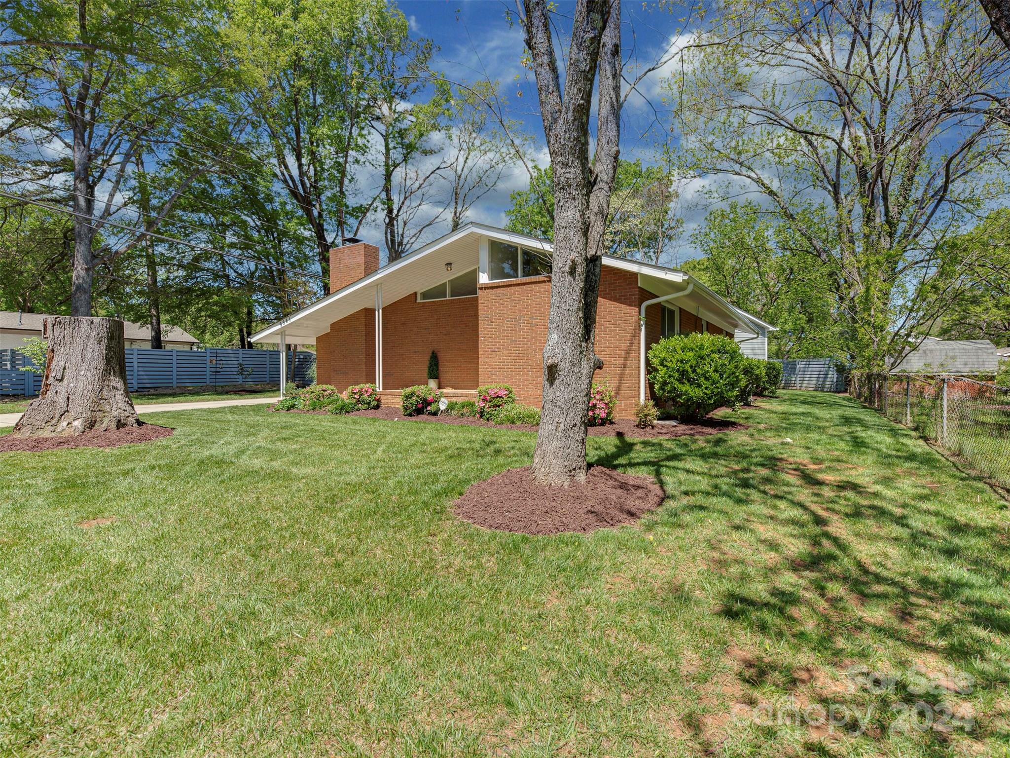 5541 Toano Road Charlotte, NC 28215 - Photo 34 of 35 a front view of house with a garden