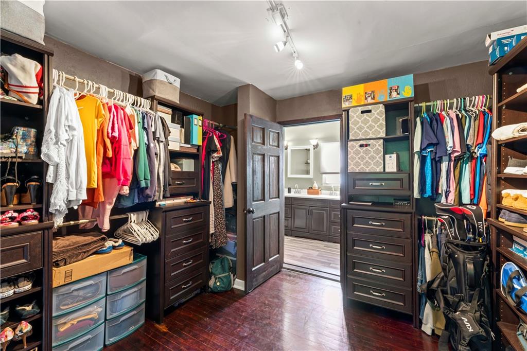 860 East McMurray Road Venetia, PA 15367 - Photo 4 of 37 Master Walk in Closet