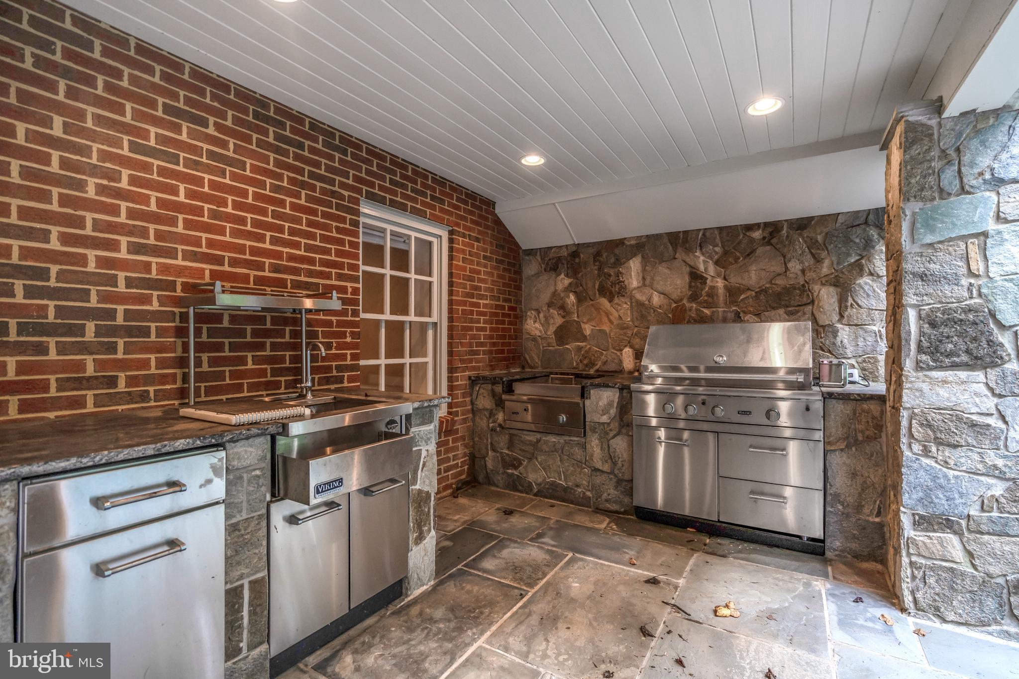 190 Falcon Ridge Road Great Falls, VA 22066 - Photo 58 of 74 Covered LL with SS Viking Pro Barbecue Grills