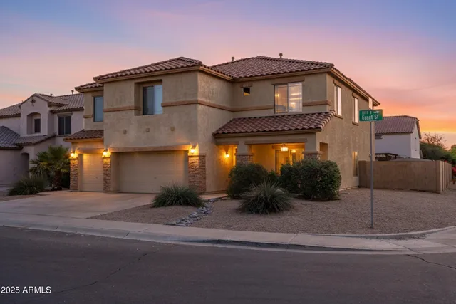 a view of a house with a yard