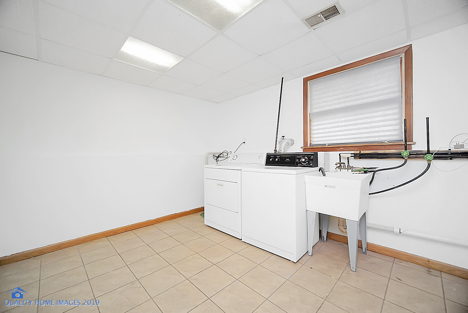 5119 Riverside Drive Richton Park, IL 60471 - Photo 17 of 26 a room with a table and chairs