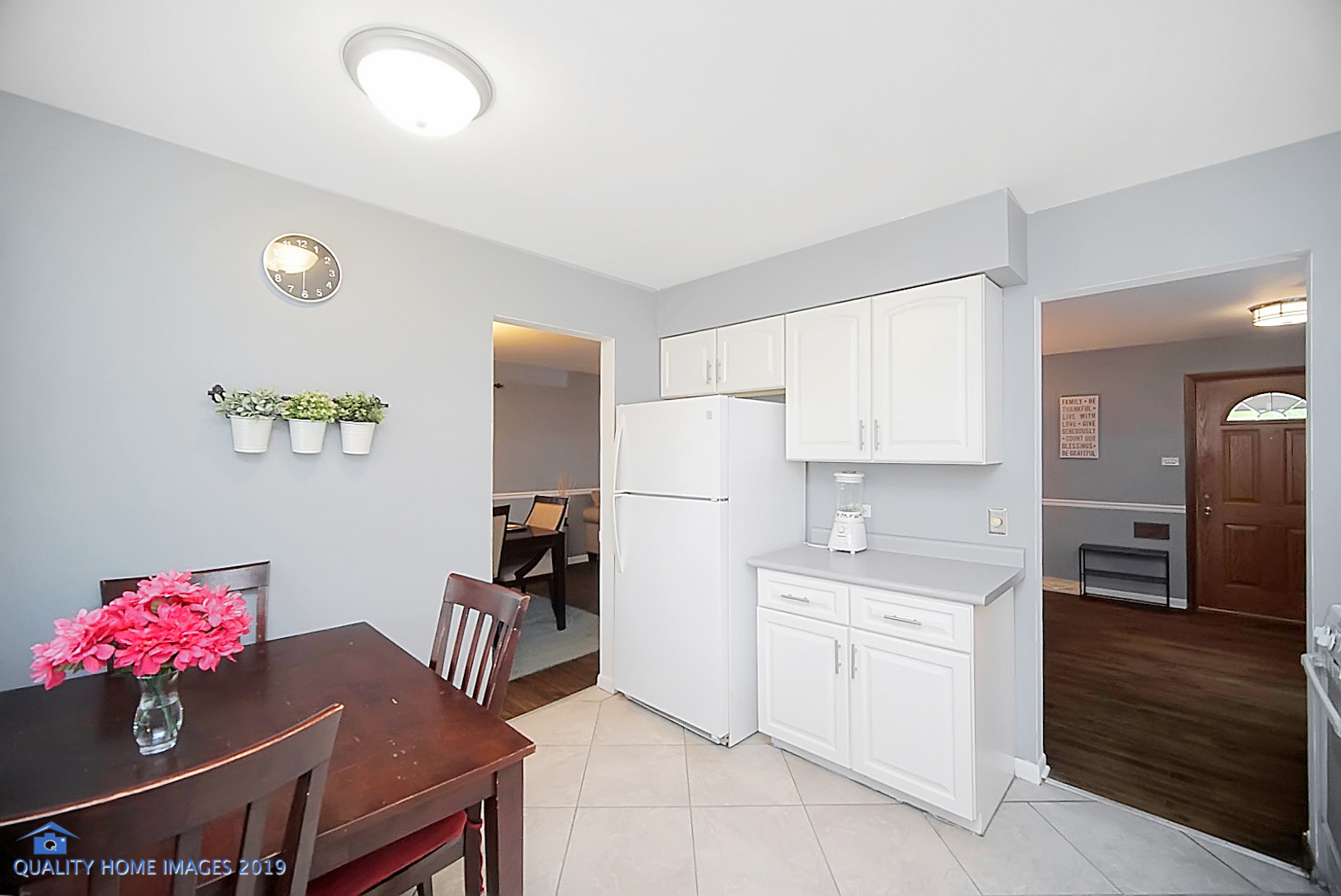 5119 Riverside Drive Richton Park, IL 60471 - Photo 10 of 26 a kitchen that has a lot of cabinets a sink and appliances in it