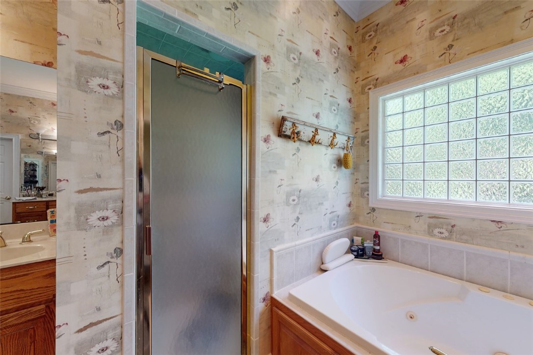 113 Mariners Walk Brunswick, GA 31523 - Photo 22 of 39 Separate tiled shower and jetted tub