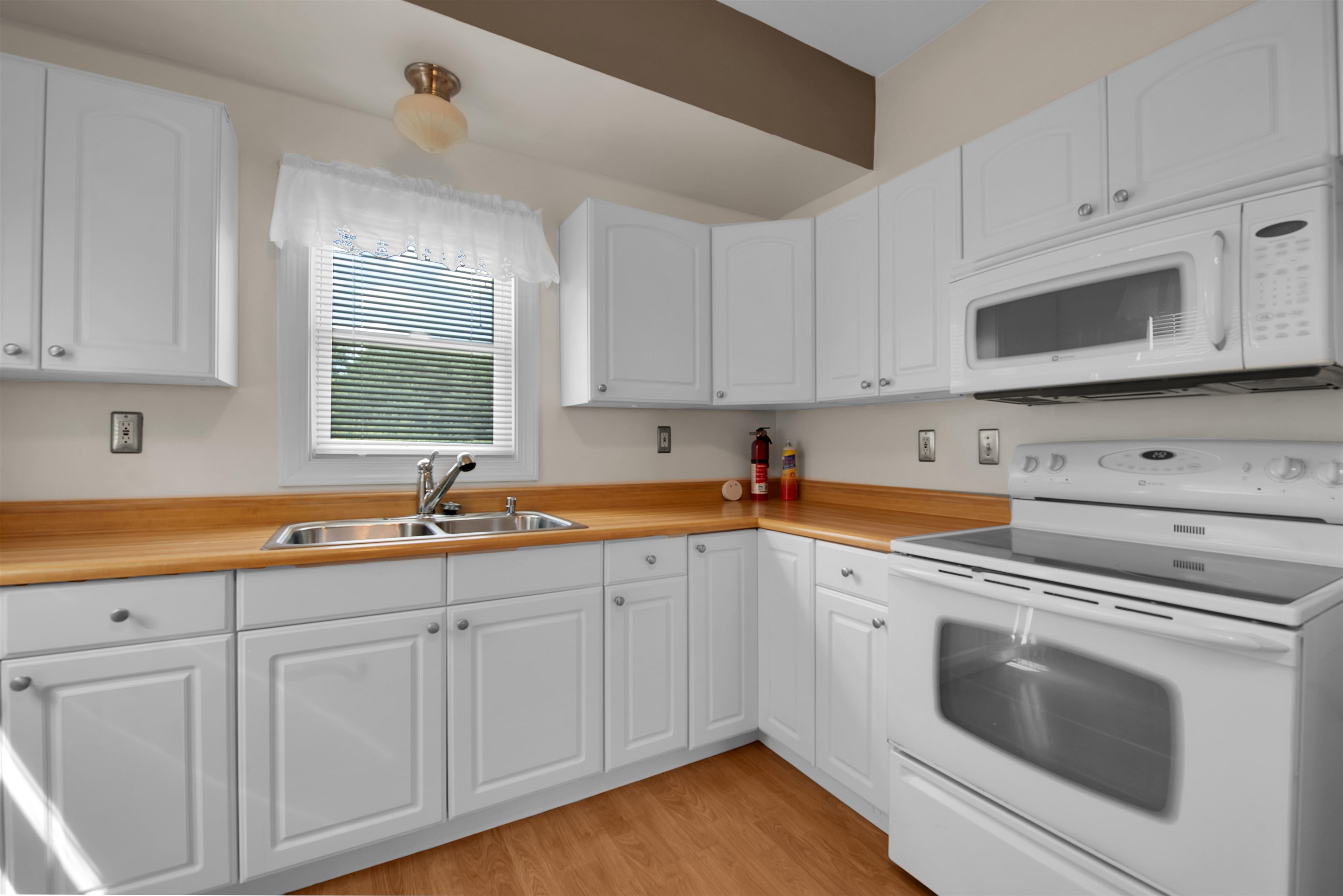 5561 Ravenswood Road Smiths Creek, MI 48074 - Photo 12 of 23 50151757-339bf6b6-d39d-42ae-8d8d-cddbd2054758.JPG