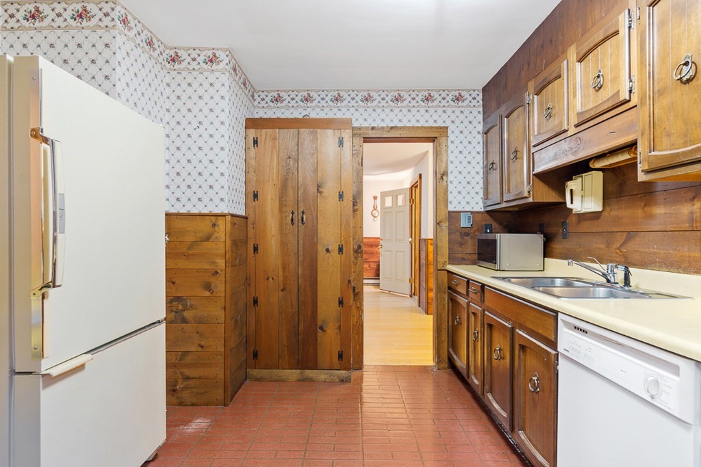 59 Old Common Road Lancaster, MA 01523 - Photo 8 of 37