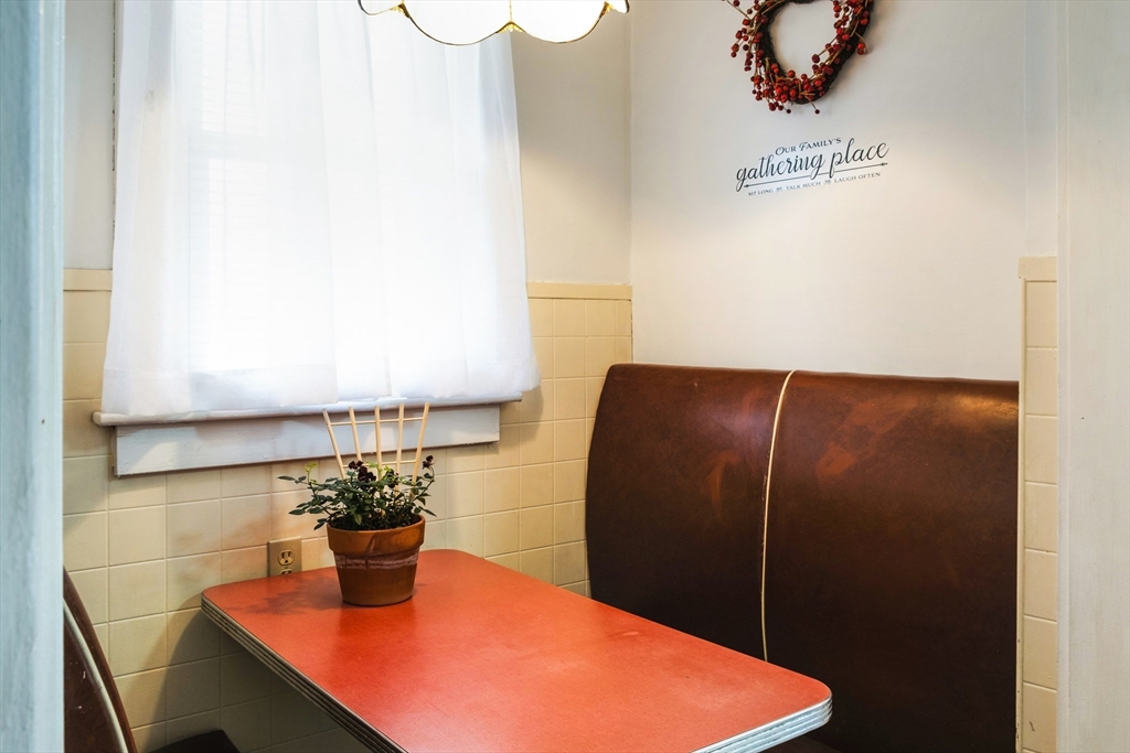 39 Meredith Street Springfield, MA 01108 - Photo 11 of 36 a room with a table and potted plant