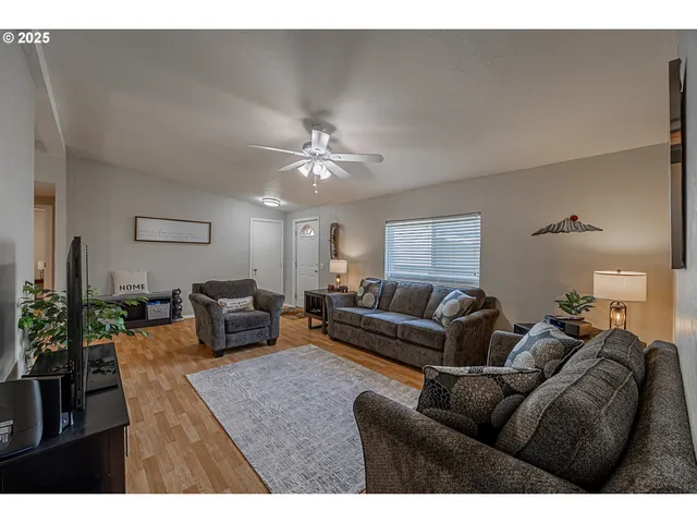 $399,000 | 150 North 11th Street, Lakeside, OR 97449