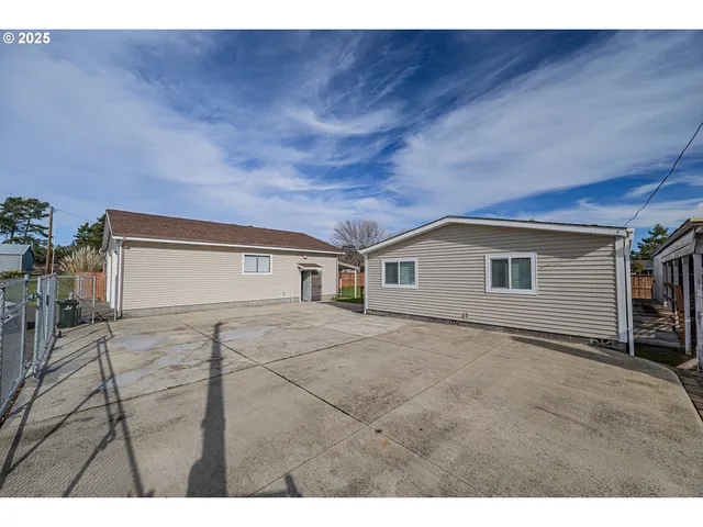 $399,000 | 150 North 11th Street, Lakeside, OR 97449