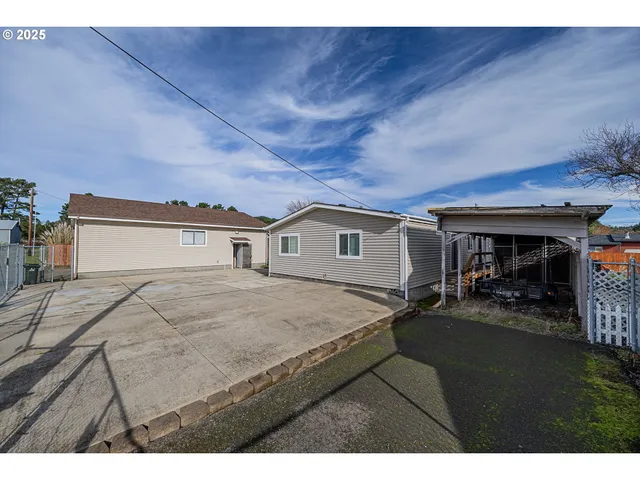 $399,000 | 150 North 11th Street, Lakeside, OR 97449