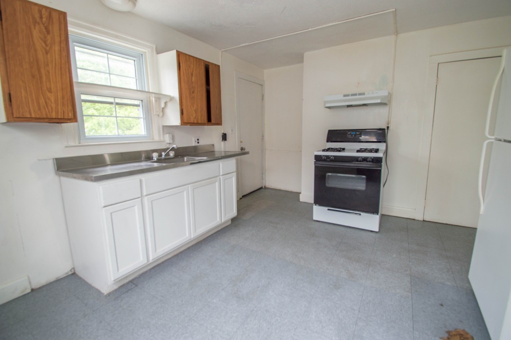 97 Tyler Street Springfield, MA 01109 - Photo 2 of 10