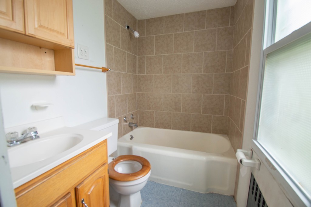 97 Tyler Street Springfield, MA 01109 - Photo 7 of 10