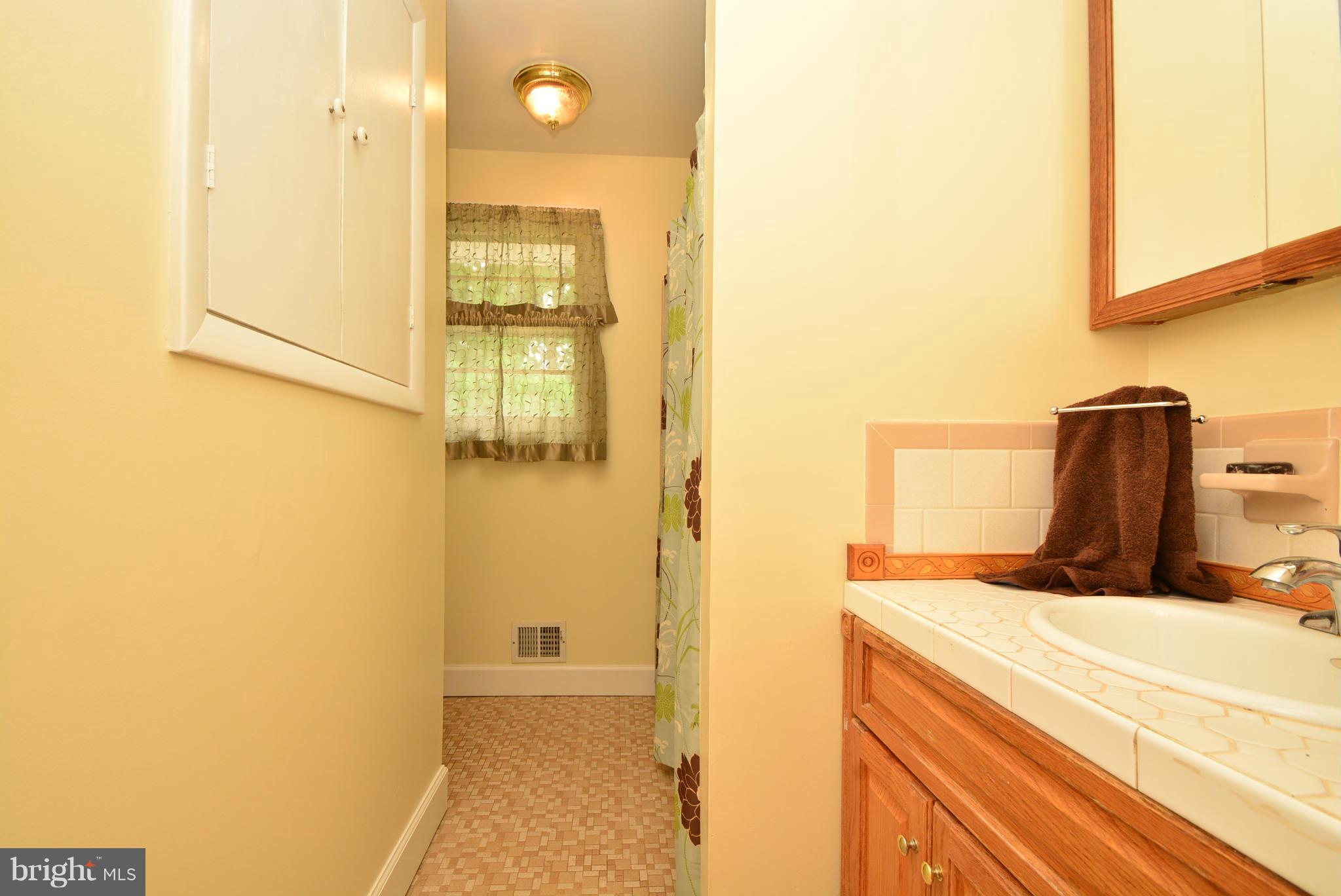 4101 Lochcarrow Road Baltimore, MD 21236 - Photo 14 of 18 Bath