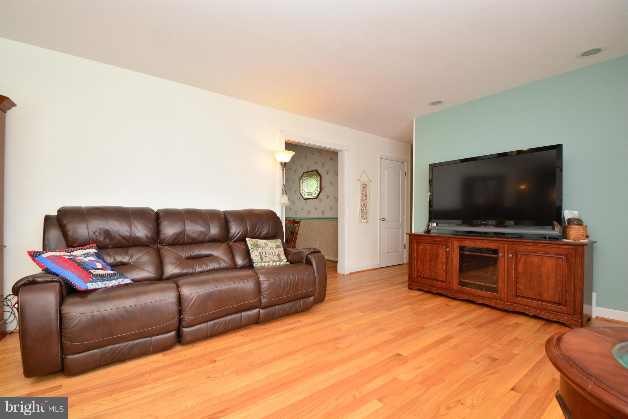 4101 Lochcarrow Road Baltimore, MD 21236 - Photo 3 of 18 Living Room