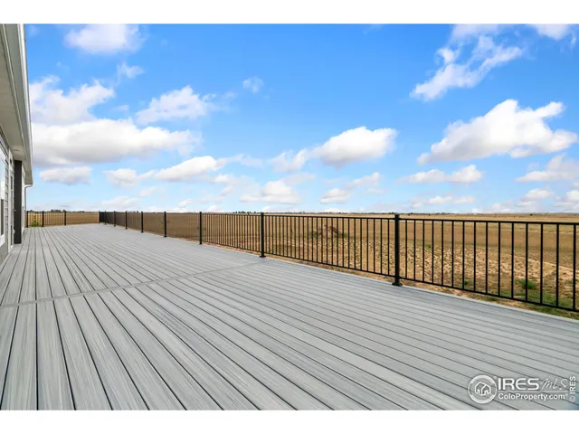 a view of terrace with sky view