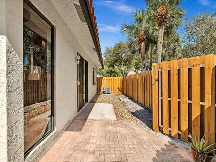 a view of a back yard