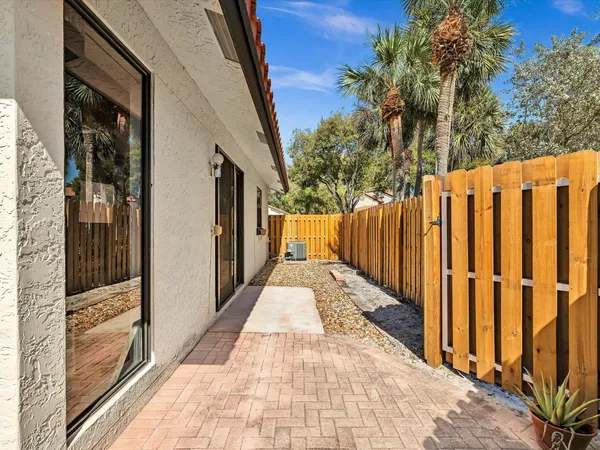 a view of a back yard