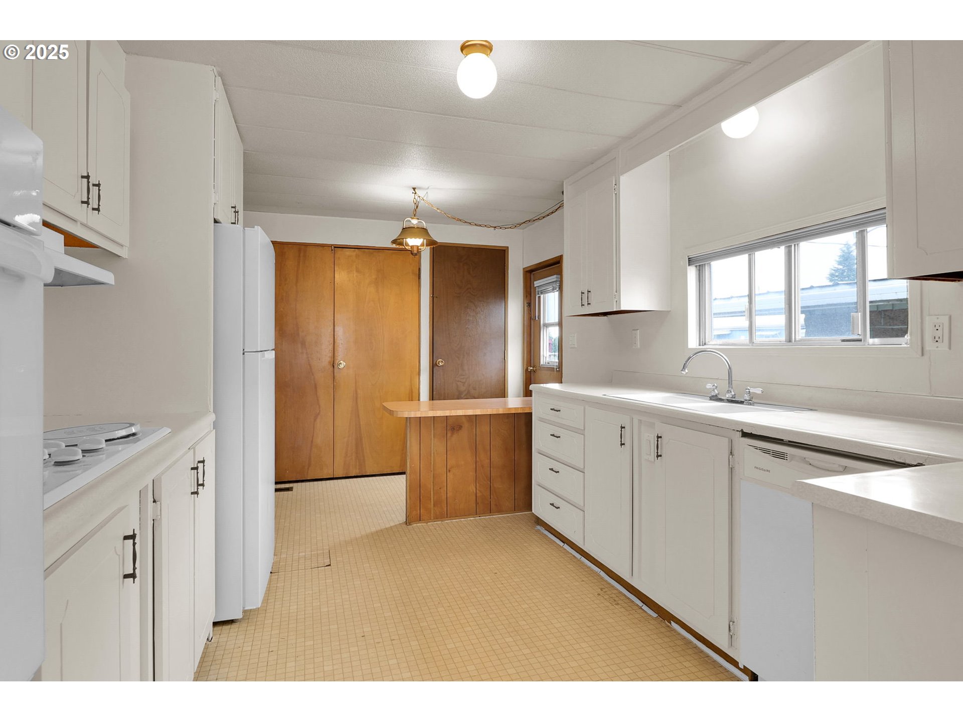 3900 Coburg Road, Unit 59 Eugene, OR 97408 - Photo 3 of 30 a kitchen with cabinets and window