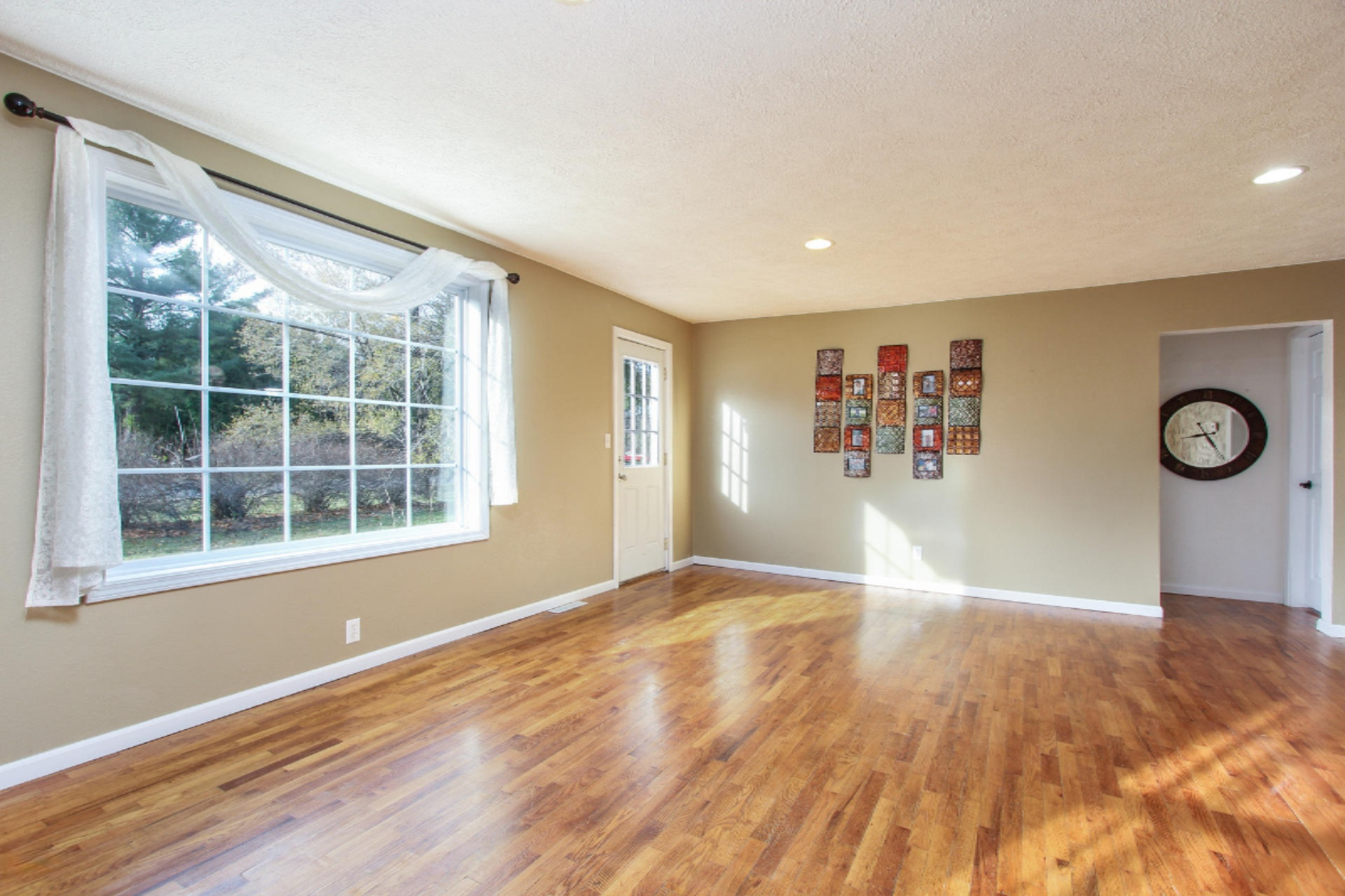 1486 South Walker Road Muskegon, MI 49442 - Photo 5 of 24 007-Living_Room-3464748-medium