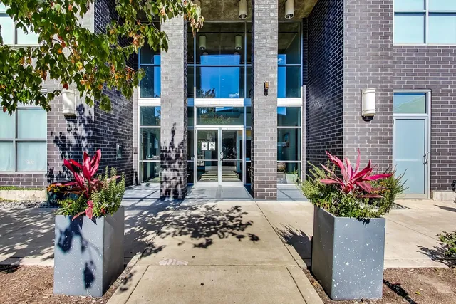 $362,500 | 1122 West Catalpa Avenue, Unit 703, Chicago, IL 60640