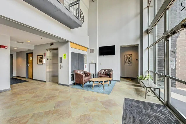 $362,500 | 1122 West Catalpa Avenue, Unit 703, Chicago, IL 60640