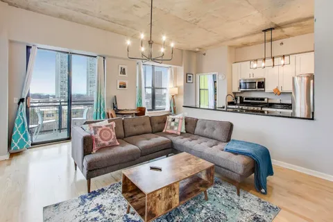 $362,500 | 1122 West Catalpa Avenue, Unit 703, Chicago, IL 60640