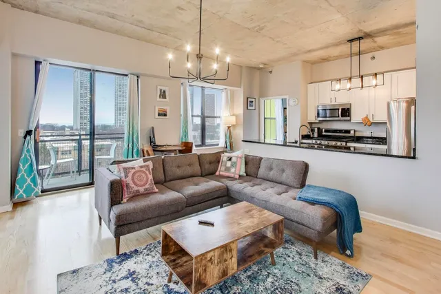 $362,500 | 1122 West Catalpa Avenue, Unit 703, Chicago, IL 60640