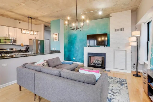 $362,500 | 1122 West Catalpa Avenue, Unit 703, Chicago, IL 60640