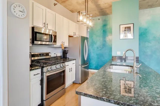 $362,500 | 1122 West Catalpa Avenue, Unit 703, Chicago, IL 60640