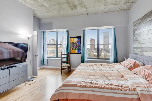 $362,500 | 1122 West Catalpa Avenue, Unit 703, Chicago, IL 60640