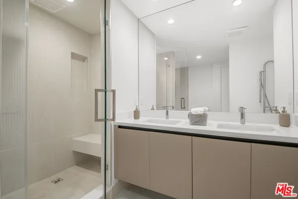 $5,800 | 8326 Blackburn Avenue, Los Angeles, CA 90048