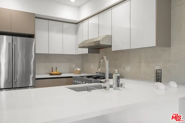 $5,800 | 8326 Blackburn Avenue, Los Angeles, CA 90048