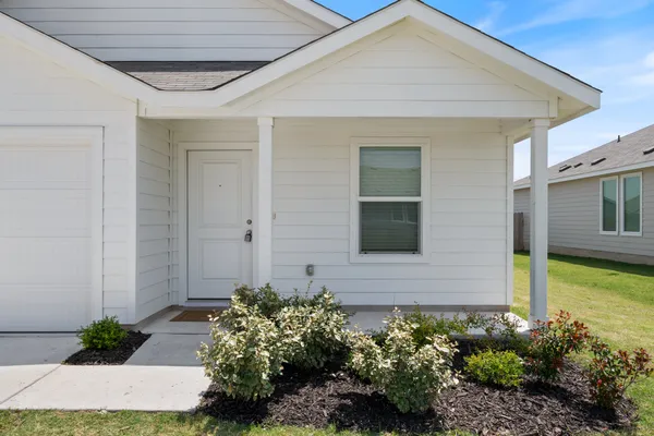 $1,800 | 412 Heritage Grvs Road, Bertram, TX 78605