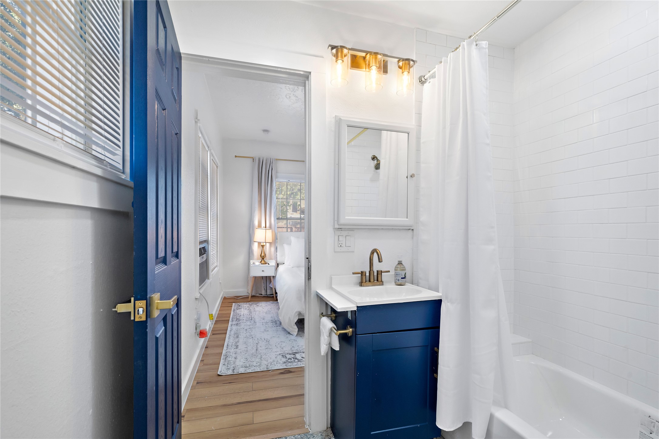 3901 Dallas Street, Unit B Houston, TX 77023 - Photo 15 of 32 a en suite bathroom with a sink double vanity and a mirror