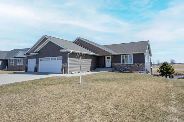 $549,900 | 2206 Rolling Green Lane, North Mankato, MN 56003