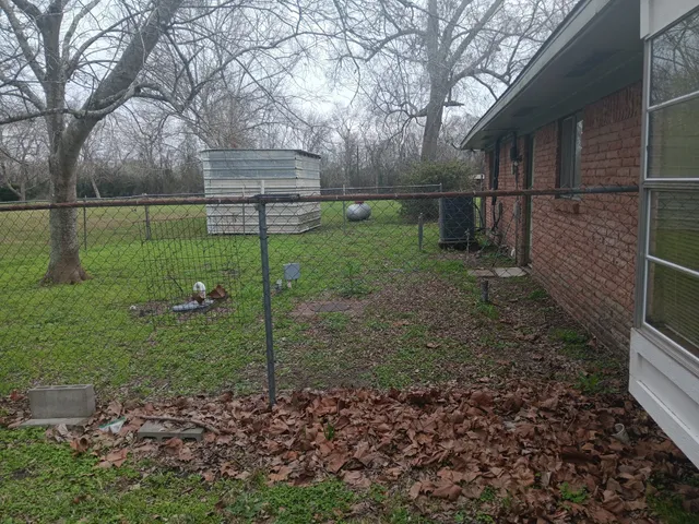 a view of a backyard